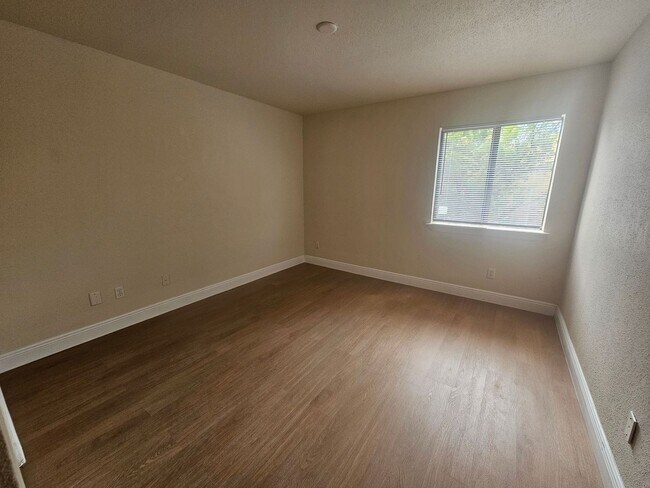 Building Photo - 2905 Winkler Ave
