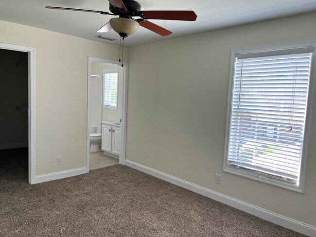 Building Photo - 3 bedroom, 2 bath condo with balcony, new floors, and new paint.