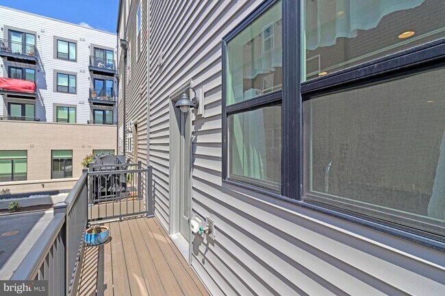 Building Photo - 40 Mural Walk NE