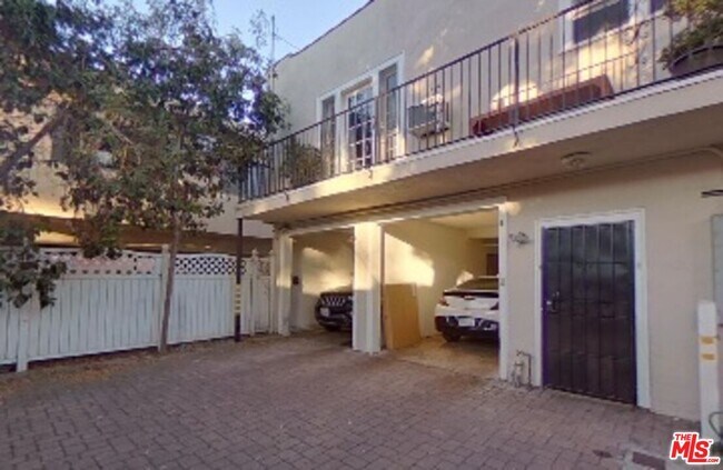 Building Photo - 838 N Sycamore Ave