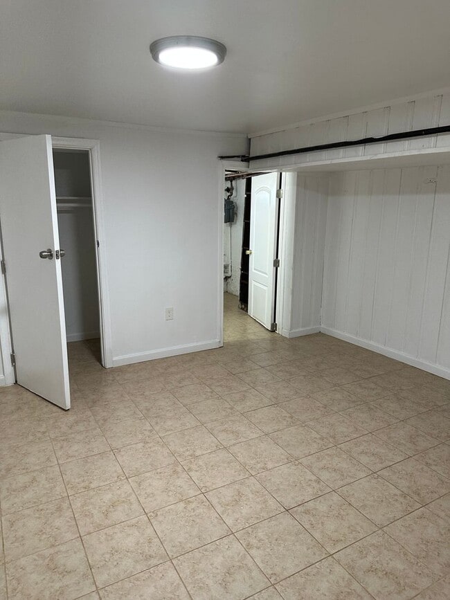 Building Photo - Spacious Rooms! Hardwood Flooring Througho...