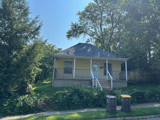 Primary Photo - Bungalow Near Downtown Bloomington – *6 mo...