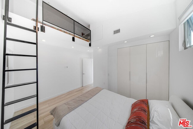 Building Photo - 728 W 37th St