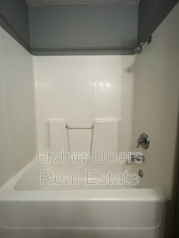 Building Photo - 607 S Washington St