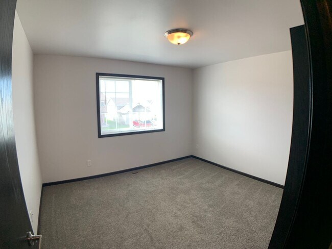 Building Photo - 3 Bed 3 Bath Single Family Home