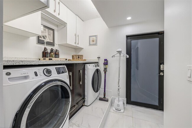 Building Photo - 8761 SW 56th St