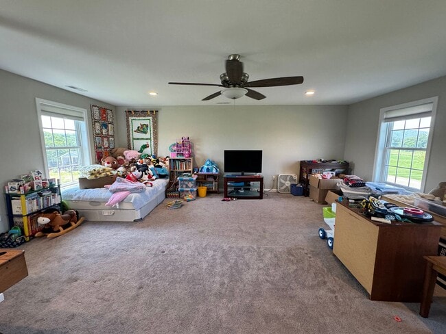 Building Photo - Beautiful 4 Bedroom Colonial