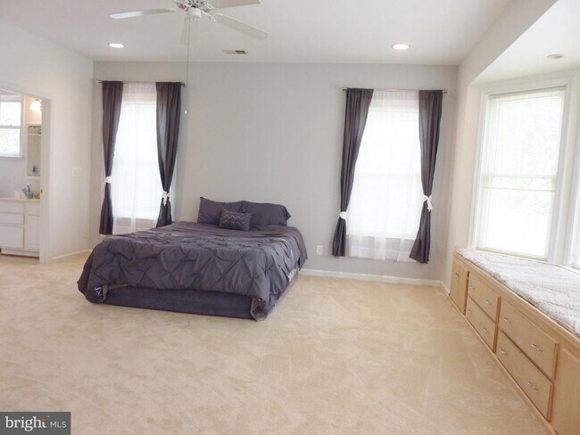 Building Photo - 267 Cedar Ridge Dr