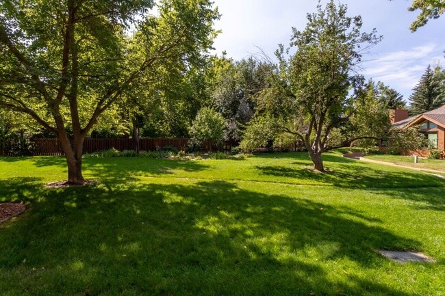 Building Photo - Beautiful Townhome in Central Colorado Springs!