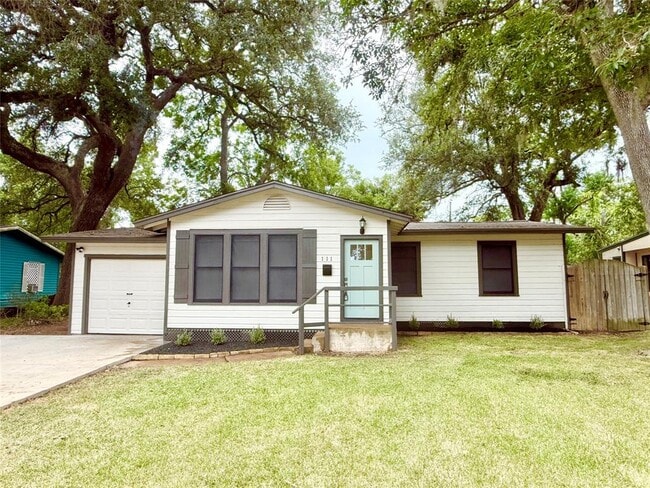 Primary Photo - 111 Jasmine St