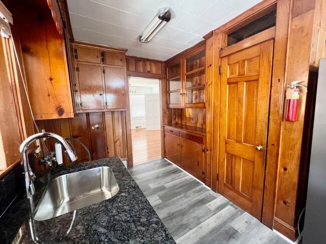 Building Photo - 437 Banks St