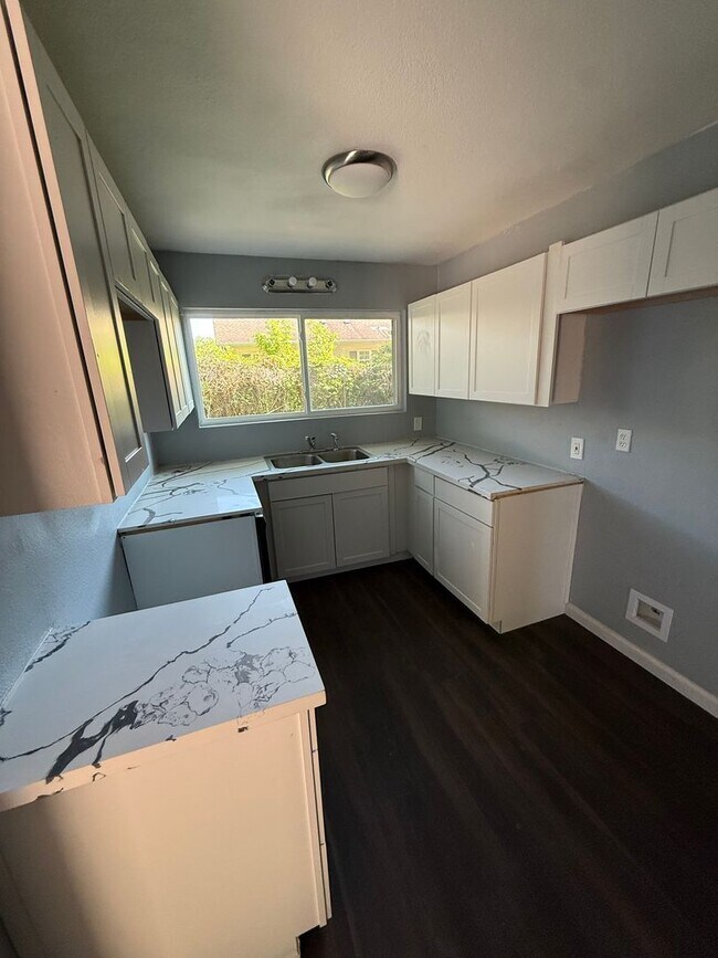 Building Photo - 3726 Edgemont Dr