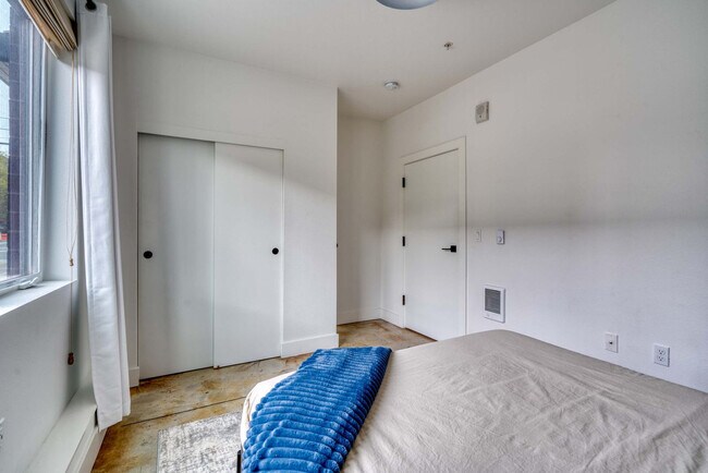 Building Photo - 4980 N Vancouver Ave