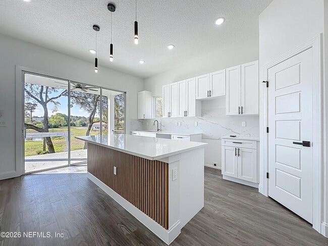 Building Photo - 2121 Broadwater Dr