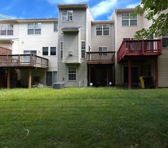 Building Photo - Lovely 3 BR/2 Full BA 2Half BA Townhome in...