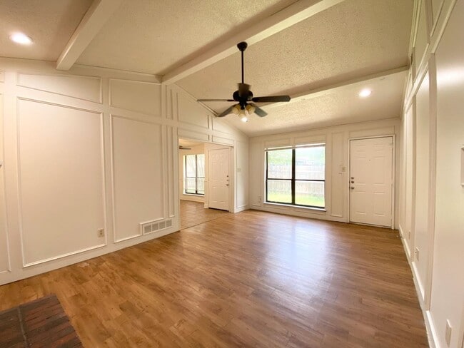 Building Photo - Generously sized 3-bedroom, 2-bath duplex ...