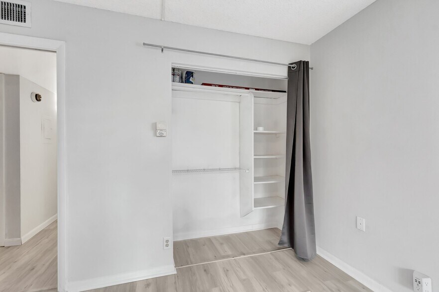 Building Photo - 481 Burgundy P