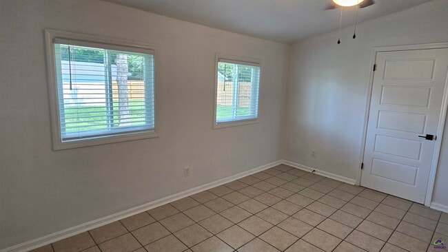 Building Photo - 412 N Houston Lake Blvd