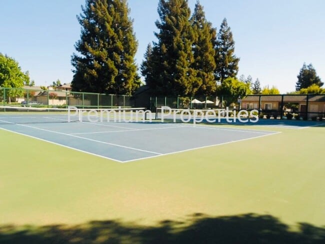 Building Photo - Spacious Townhouse in the Desired Bancroft...