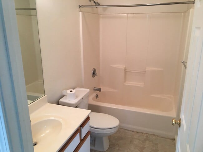 Building Photo - 319 Hildred Dr