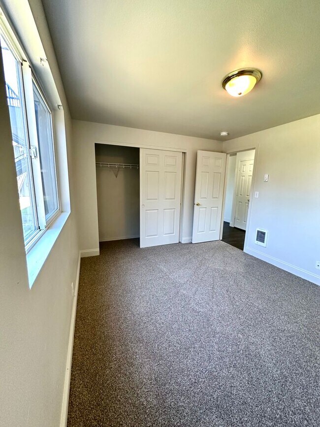 Building Photo - 1618 SW Lava Ave
