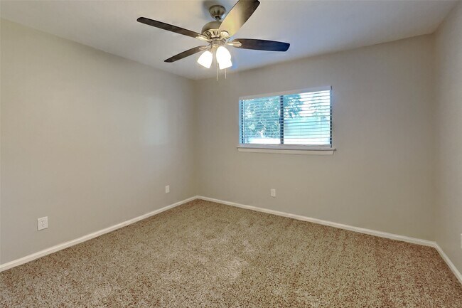 Building Photo - 2615 Silver Falls Dr