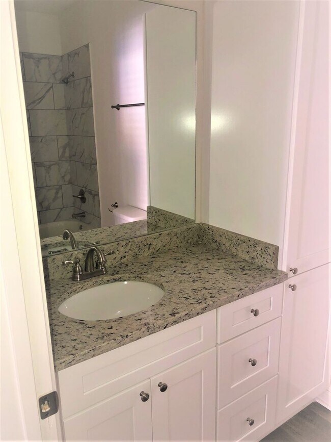 Building Photo - 2/2 Dolphin Villas Condo, Gulf Shores!