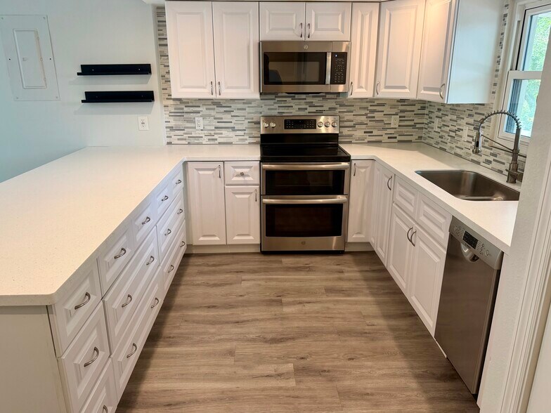 Renovated kitchen with breakfast bar - 105 4th Ave NE
