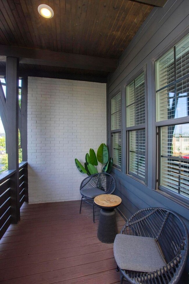 Building Photo - 4 BEDROOM, 5 BATH, 2-CAR GARAGE-