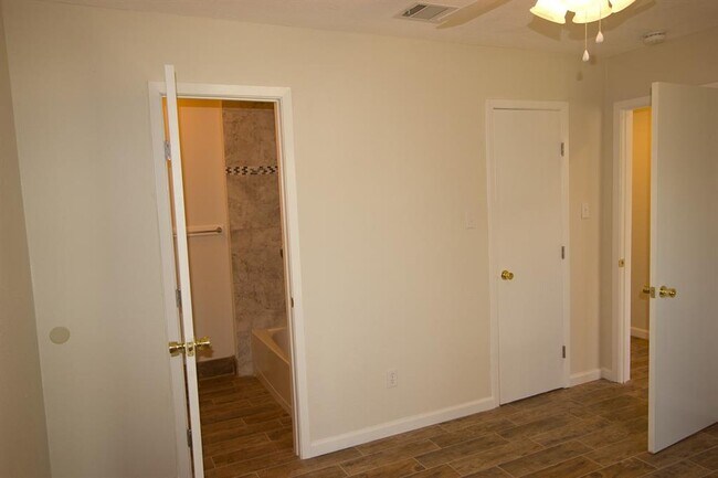 Building Photo - 6110 Wing Feather Dr