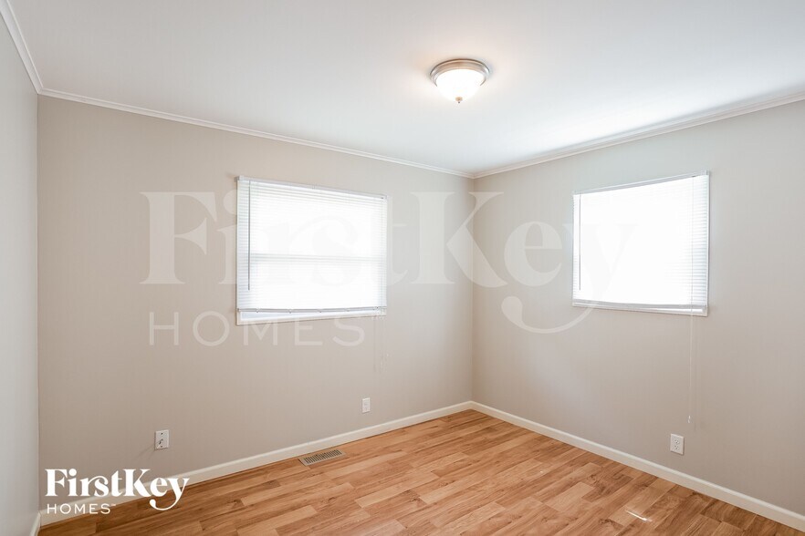 Building Photo - 10808 Ruckle St