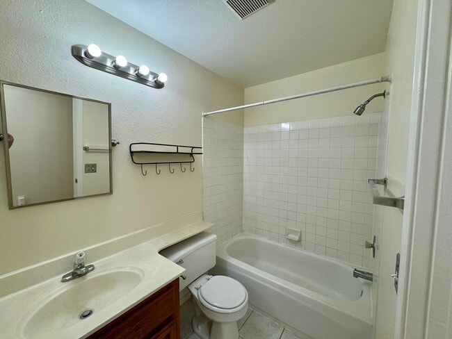 Building Photo - Spacious 3BD/2BA Home with 2-Car Garage in Desirable Antelope
