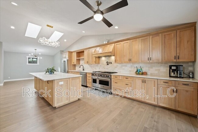 Building Photo - 753 Latigo Loop