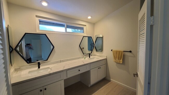 Building Photo - Amazing 4 Bedroom Home with Pool across from Cowls Mt