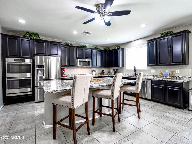 Building Photo - 761 W Desert Hollow Dr