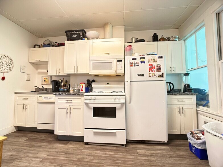 Kitchen picture 2 - 67 Holworthy St