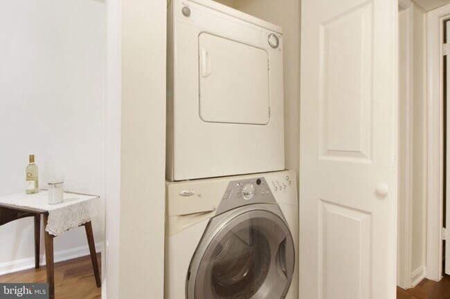 Building Photo - 4 Banyan Wood Ct