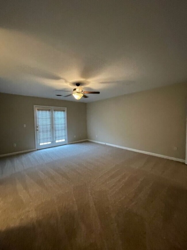 Building Photo - South Knoxville, 2 bedroom condo, 2 car garage Text or Call Debra Johnson 865-591-8281