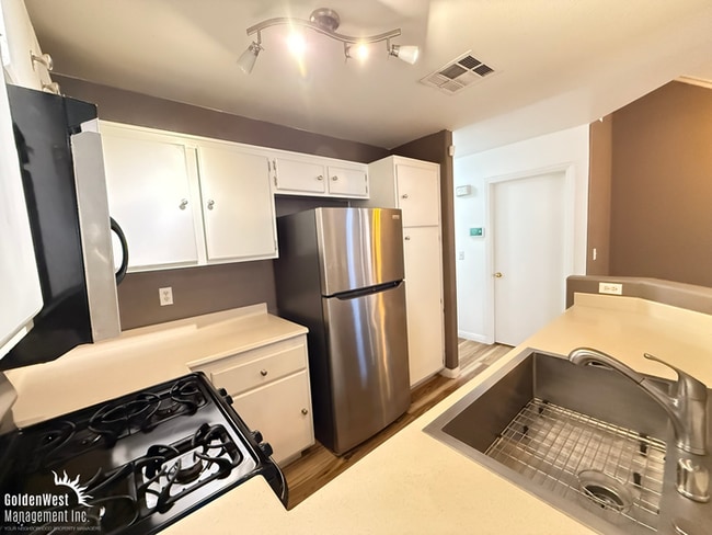 Building Photo - Beautifully Maintained 2Bdm 2Ba Two-story ...