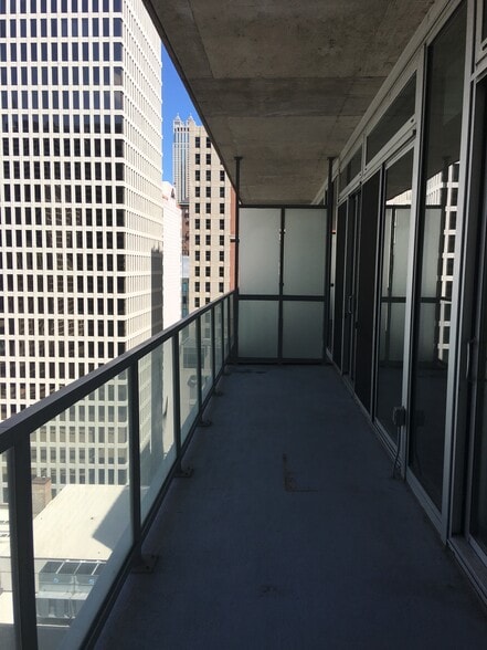 Building Photo - 550 N Saint Clair St