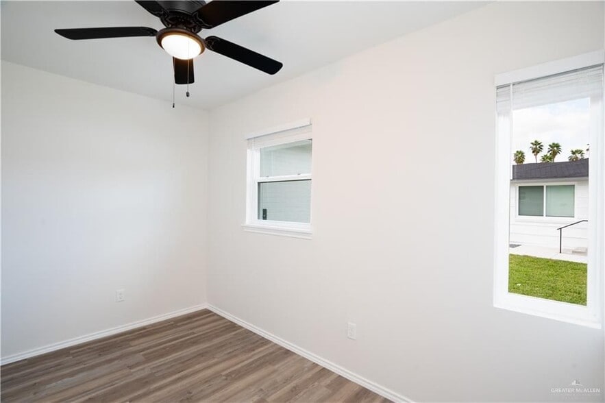 Building Photo - 802 Redwood Ave