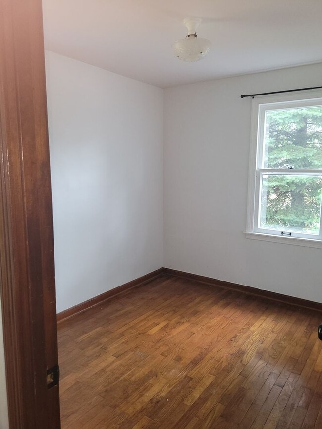 Building Photo - 2-Bedroom/1-Bath, Great Neighborhood