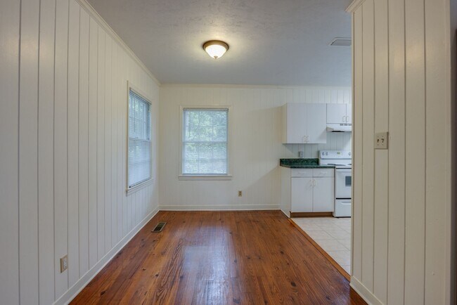 Building Photo - 3 Bedroom, 2 Bath Home Available 10/1/2025...
