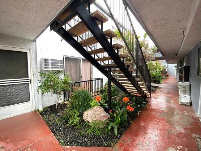 Building Photo - 3030 Valle Vista Dr