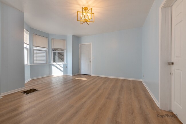 Building Photo - 2821 S Emerald Ave