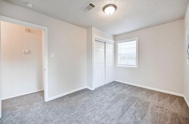 Building Photo - 9306 Chesterfield Dr