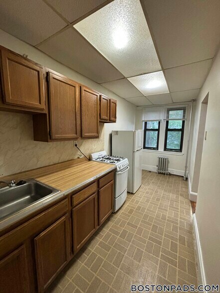 Building Photo - 53 Fellsway W