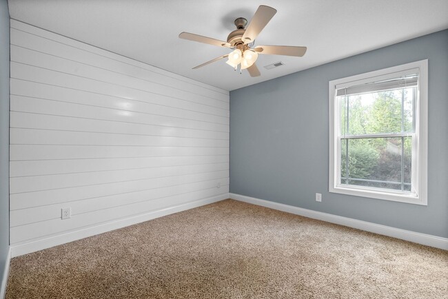 Building Photo - Pet Friendly Three Bedroom with Bonus!