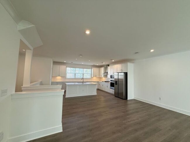 Building Photo - 3BR/3.5BA 3-Story Townhome w/ Quartz + W/D in Decatur