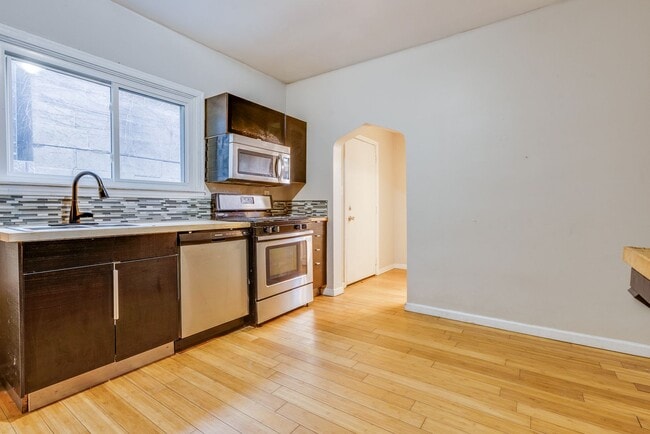 Building Photo - AVAILABLE JUNE 2026 - Spacious 2 Bedroom Home w/ SECONDS from Shiloh & Grandview!